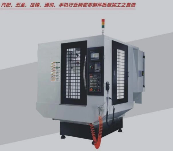 BT30 CNC-Maschine mit geschlossenem Arbeitsraum und seitlich angebrachtem Bedienfeld.