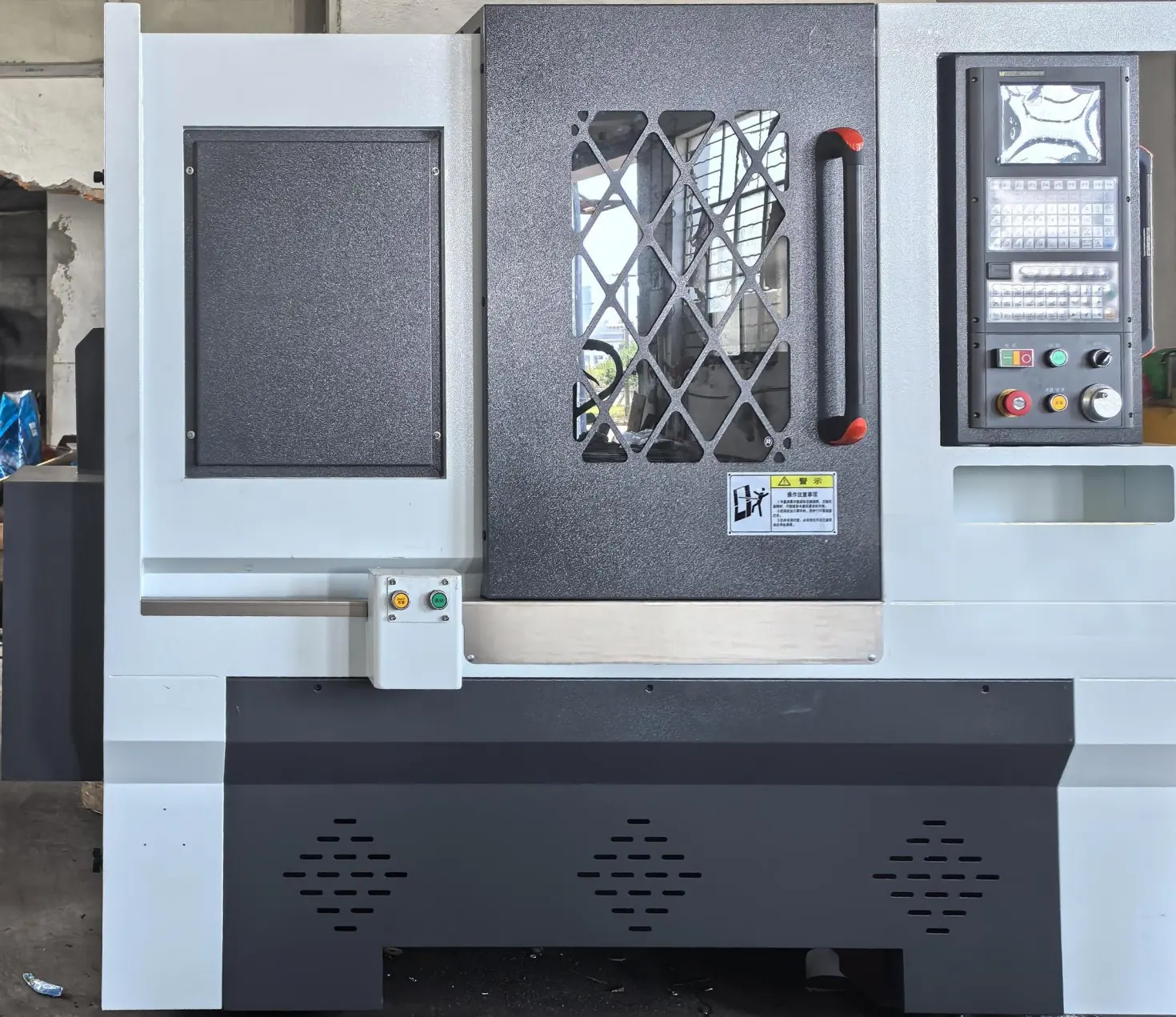 Geschlossene CNC-Drehmaschine mit rechtem Bedienfeld, stellvertretend f&uuml;r die JZ40Y und JZ46K Reihe.